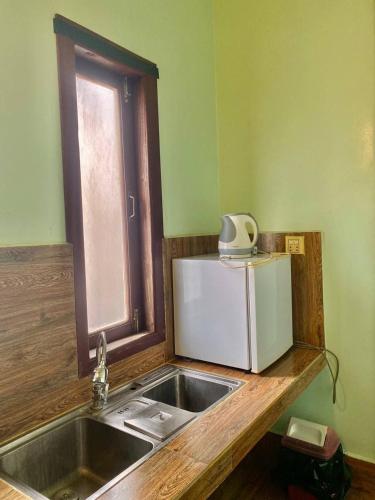 Dapur atau dapur kecil di The Coconut House Hotel