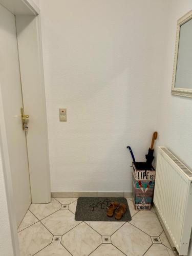 a room with a door with a mat on the floor at BERlin Apartment - Naturnah & Startklar in Eichwalde