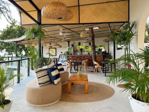 Baan KhaiにあるArt of Nature Hotel - Sea View - Adults Onlyの植物とテーブルのあるリビングルーム