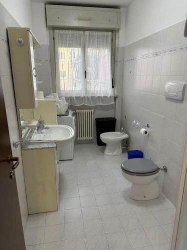 a bathroom with a sink and a toilet and a sink at casa di bea rozzano humanitas unipol forum ieo in Rozzano
