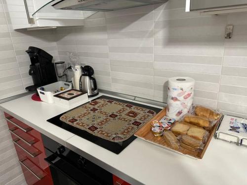 a kitchen counter with a tray of food on it at casa di bea rozzano humanitas unipol forum ieo in Rozzano