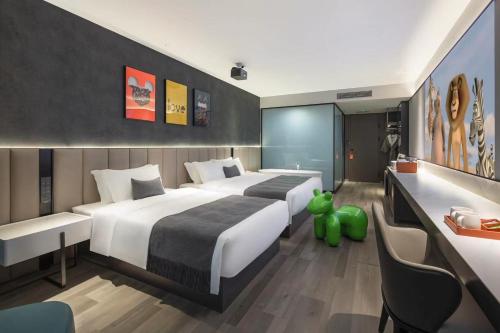 Postel nebo postele na pokoji v ubytování Gene Hotel -Chengdu Shuangliu Airport