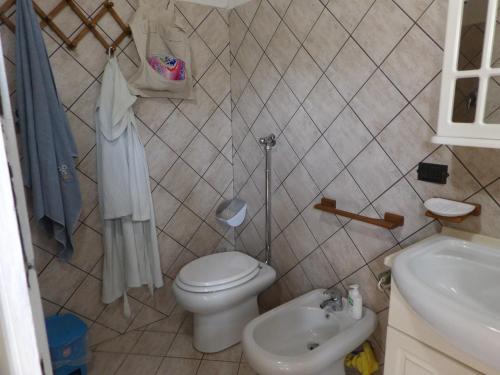 マツァーラ・デル・ヴァッロにあるSara Relax Homeのトイレと洗面台のある小さなバスルーム