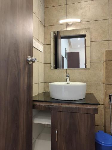 a bathroom with a sink and a mirror at Aroma Ayur Heritage in Mattanūr