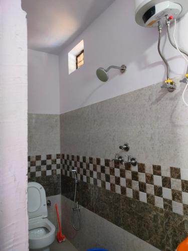 Ένα μπάνιο στο Chandra Shila Guest House, Sonprayag