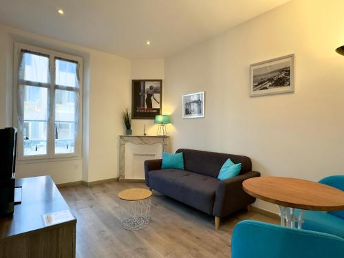 un salon avec un canapé et une table dans l'établissement Vénus By SCLS Locations, à Cannes