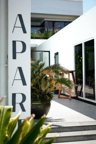 Un edificio con un cartel que dice arma en White Apart Cambodia, en Sihanoukville