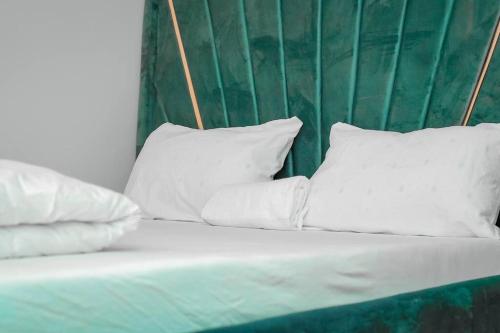 Postel nebo postele na pokoji v ubytování Luxore Residence, Syokimau