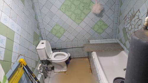 ein Badezimmer mit Toilette und Badewanne in der Unterkunft Юнусабад 19 квартл in Taschkent