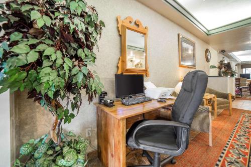 an office with a desk with a computer and a chair at Quality Inn Post Falls - Coeur d'Alene in Post Falls