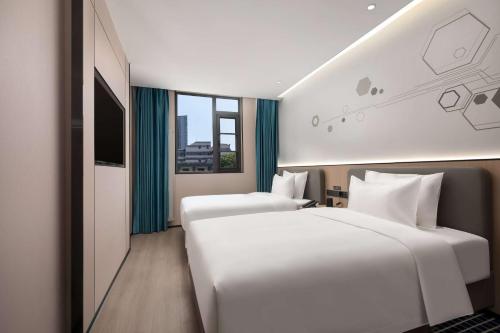 Postel nebo postele na pokoji v ubytování Microtel by Wyndham Xian Beilin