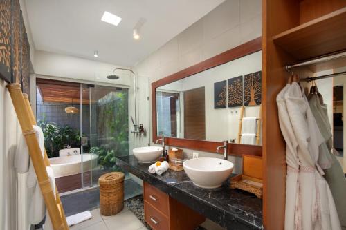 Ένα μπάνιο στο Seminyak Sanctuary Villa by Ini Vie Hospitality