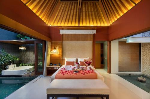Ένα ή περισσότερα κρεβάτια σε δωμάτιο στο Seminyak Sanctuary Villa by Ini Vie Hospitality