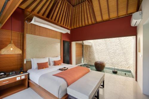 Ένα ή περισσότερα κρεβάτια σε δωμάτιο στο Seminyak Sanctuary Villa by Ini Vie Hospitality
