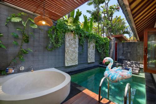 Πισίνα στο ή κοντά στο Seminyak Sanctuary Villa by Ini Vie Hospitality