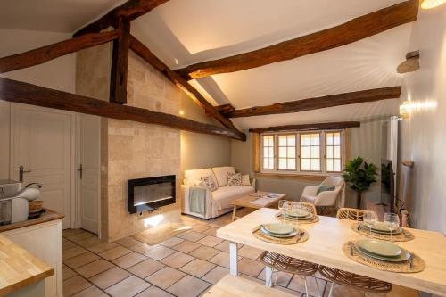 un salon avec une table et un canapé dans l'établissement Au Milieu des Secrets, à Vaulx-Milieu