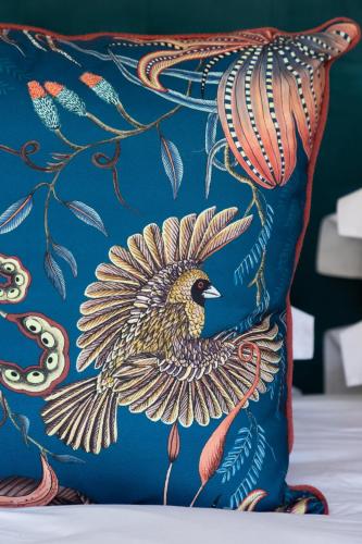 a blue pillow with a bird painted on it at Marepe Mountain View in Kampersrus AH