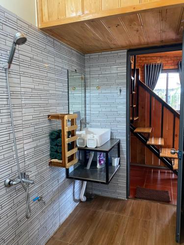 bagno con lavandino e scala in camera di Nhà của bông và gạo a Tang Jran Dring