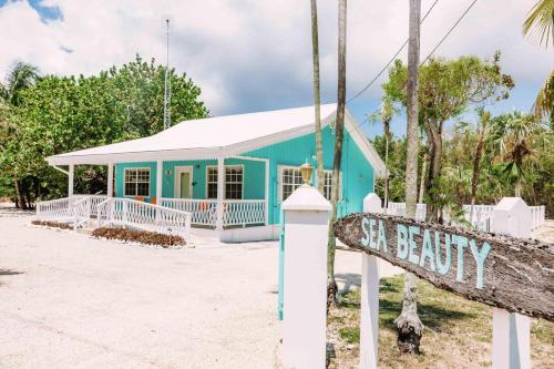 Gallery image of Sea Beauty - Charming Cottage with Pool and Private Beach Lot in North Side