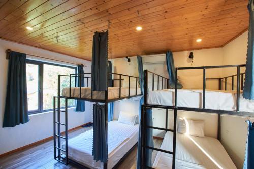 Giường trong phòng chung tại Homestay ECO MAY5 TRAVEL