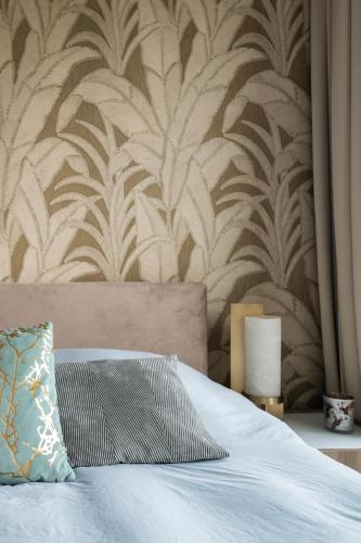 a bedroom with a bed with a floral wallpaper at Trendy crib in city centre Rotterdam in Rotterdam