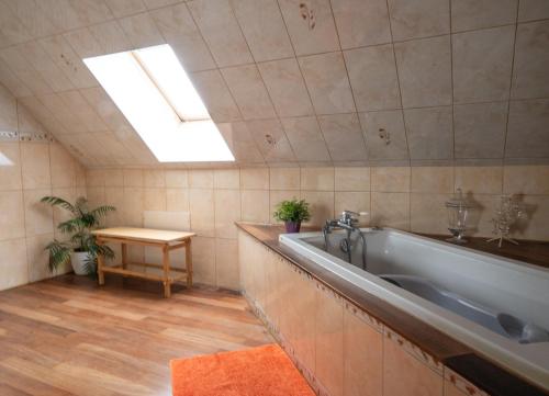 Bilik mandi di Maison OPTIKU CORMEILLES