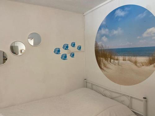 - une chambre avec un lit offrant une vue sur la plage dans l'établissement La Brigantine 613, superbe vue mer pour ce joli T2, au Cap d'Agde
