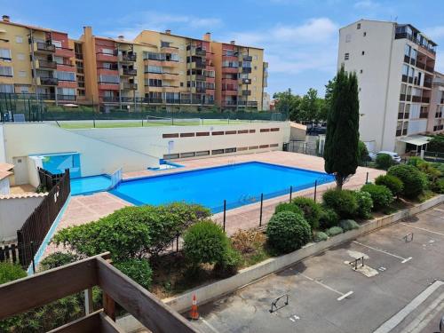 une grande piscine devant certains bâtiments dans l'établissement La Brigantine 613, superbe vue mer pour ce joli T2, au Cap d'Agde