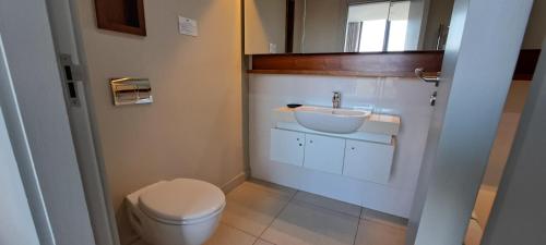 ein Badezimmer mit Waschbecken und Toilette in der Unterkunft Zimbali Suites 505 in Ballito