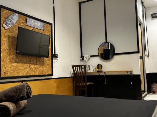 TV a/nebo společenská místnost v ubytování Riverbank Dungun Guesthouse & Cafe
