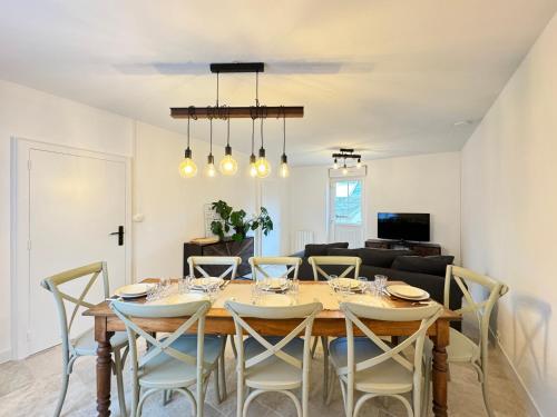 une salle à manger et un salon avec une table et des chaises dans l'établissement L'Equestre - Pôle Européen du cheval - Parking gratuit - à 1 min des Bouleries Jump, à Yvré-lʼÉvêque