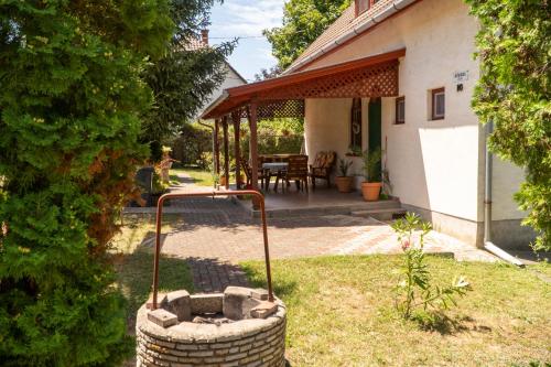 a fire pit in the yard of a house at Mazsola Vendégház in Tamási