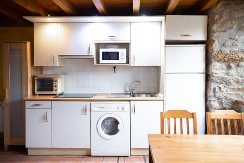 Kuchyň nebo kuchyňský kout v ubytování Errotazar apartamento rural K