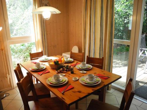 a wooden dining room table with a bowl of fruit on it at Hagebutte - Baabe in Baabe