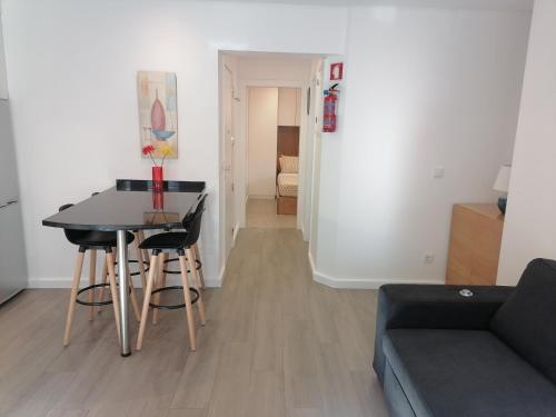 ein Wohnzimmer mit Tisch und Couch in der Unterkunft Beach House in Póvoa de Varzim
