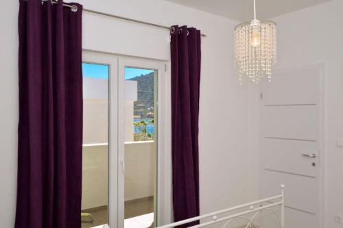 ein Bad mit einem Spiegel und einem Kronleuchter in der Unterkunft House Pazanin in Vinišće