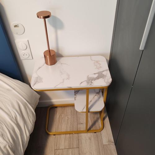 a small table in a small room with a bed at Le patio Aristide in Champigny-sur-Marne