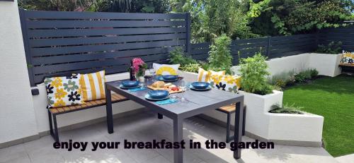 Private fenced garden with BBQ area minutes from the beach - Urban Secret Kantrida