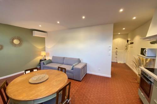 06CF Beautiful renovated apartment in old Antibes