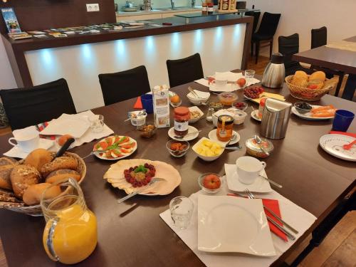 een tafel met ontbijtproducten en drankjes erop bij Ferienhaus & Weingut am Steingebiss in Billigheim-Ingenheim