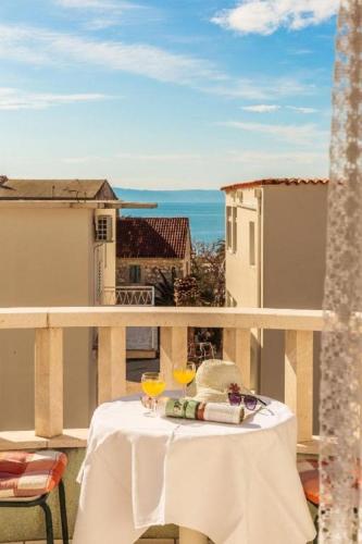 Apartments and Rooms Happiness