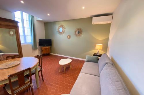 un salon avec un canapé et une table dans l'établissement 06CF Beautiful renovated apartment in old Antibes, à Antibes