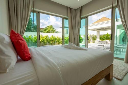 Completed 09-10-2024 Beautiful 4BR V139 في تشالونج: غرفة نوم بسرير أبيض كبير مع وسائد حمراء