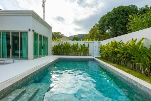 Completed 09-10-2024 Beautiful 4BR V139 في تشالونج: حمام سباحة في الفناء الخلفي للمنزل