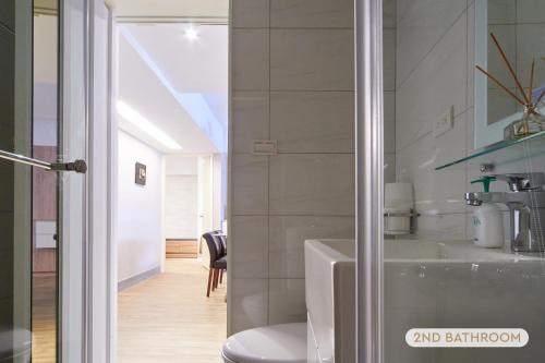 a bathroom with a sink and a toilet in a room at 4B2b Clear Comfort 3min to Xinyi Anhe MRT 4房2衛 舒適明亮之家 3分到信義安和站 in Taipei