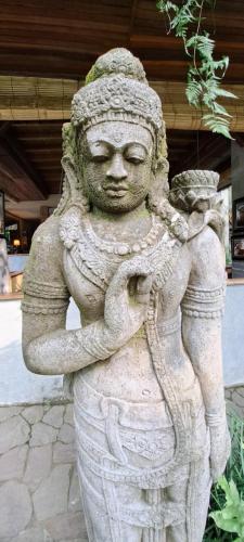 a statue of aitatingitatingitatingitatingitatingitatingitatingitatingitating at Mi Casa - The gem of Ijen in Banyuwangi