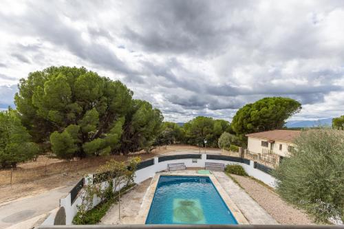 an overhead view of a swimming pool with trees at El Castillo in La Adrada