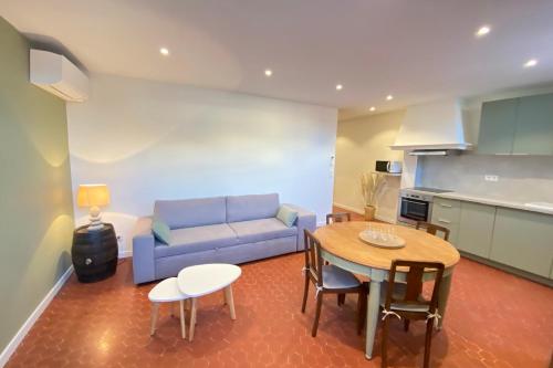 06CF Beautiful renovated apartment in old Antibes