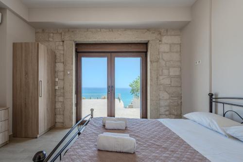 Ένα ή περισσότερα κρεβάτια σε δωμάτιο στο Petrina 4 villa by the sea
