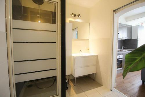une salle de bain avec un lavabo et un miroir dans l'établissement NEW! St Martin 52B -Grand studio lumineux - wifi, à Angoulême